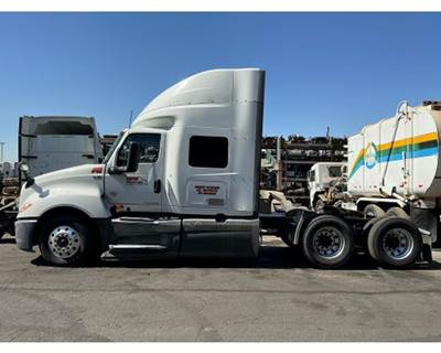 International LT625 Salvage Truck
