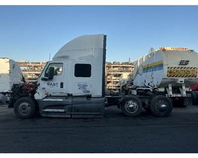 International LT625 Salvage Truck