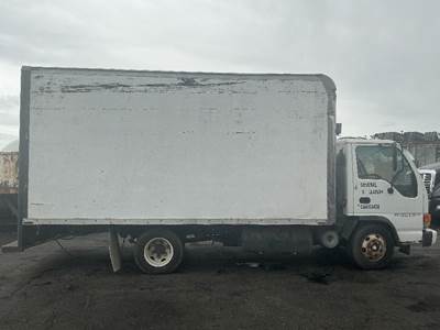 Isuzu NPR Salvage Truck