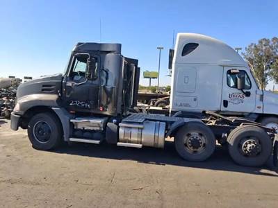 Mack Pinnacle CXU613 Salvage Truck