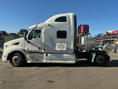 Peterbilt 587 Salvage Truck