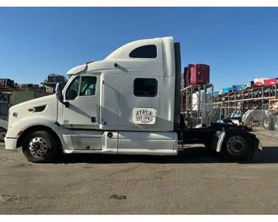 Peterbilt 587 Salvage Truck