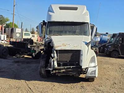 Volvo VNL Salvage Truck