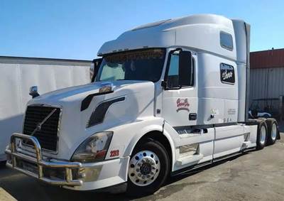 Volvo VNL Salvage Truck