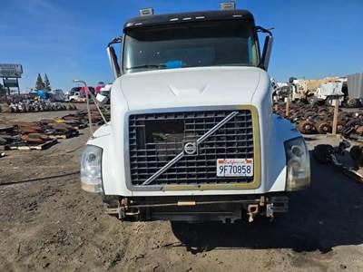 Volvo VNL Salvage Truck