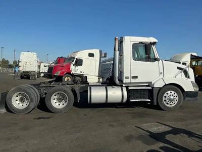 Volvo VNL Salvage Truck