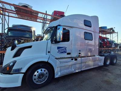 Volvo VNL Salvage Truck
