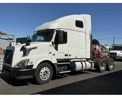Volvo VNL Salvage Truck