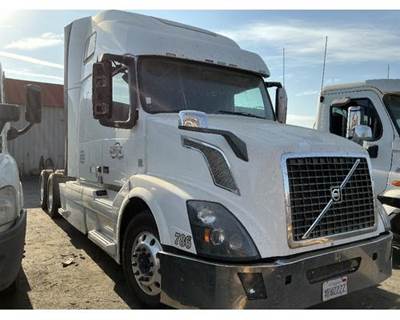 Volvo VNL Salvage Truck