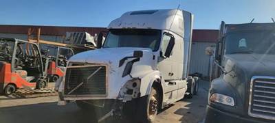 Volvo VNL670 Salvage Truck