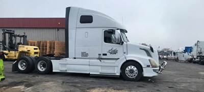 Volvo VNL670 Salvage Truck