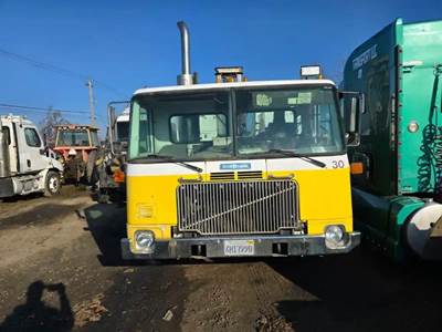 White WXLL Xpeditor Salvage Truck