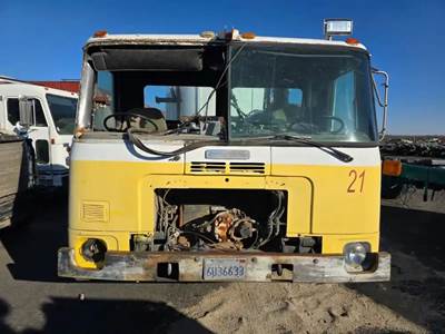 White WXLL Xpeditor Salvage Truck