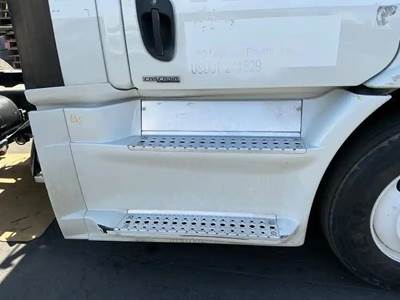 Freightliner Cascadia 113 Right Fairing