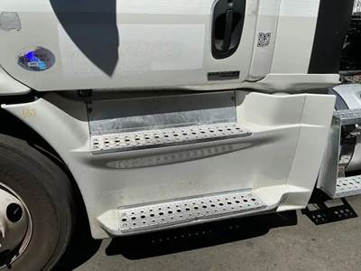 Freightliner Cascadia 113 Left Fairing