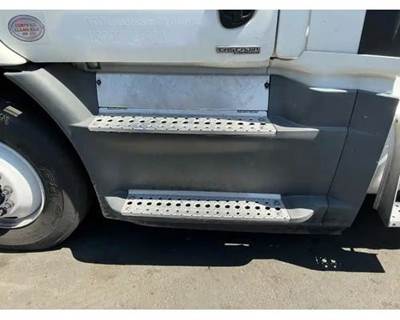 Freightliner Cascadia 113 Left Fairing