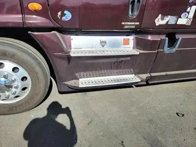 Freightliner Cascadia 125 Left Fairing