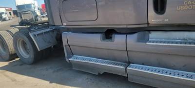 Freightliner Cascadia 125 Right Fairing