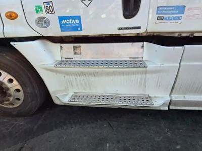 Freightliner Cascadia 125 Left Fairing