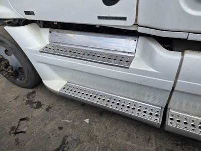 Freightliner Cascadia 125 Left Fairing