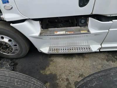 Freightliner Cascadia 125 Left Fairing