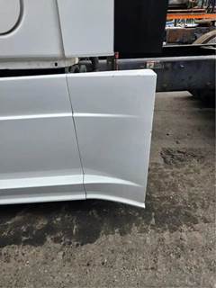 Freightliner Cascadia 125 Left Fairing