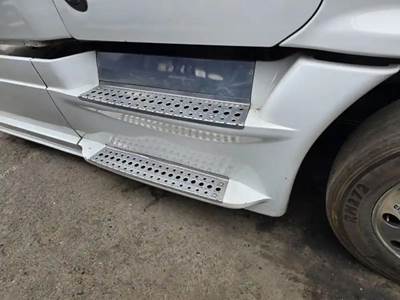 Freightliner Cascadia 125 Right Fairing