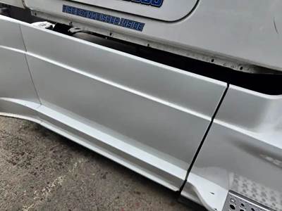 Freightliner Cascadia 125 Right Fairing