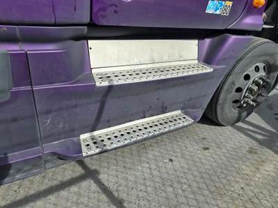 Freightliner Cascadia 125 Right Fairing