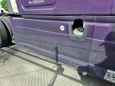 Freightliner Cascadia 125 Right Fairing