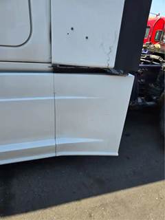 Freightliner Cascadia 125 Left Fairing