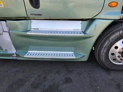 Freightliner Cascadia 125 Right Fairing