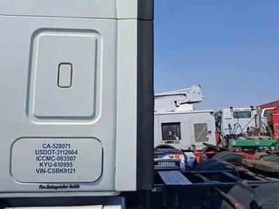 Freightliner Cascadia 125 Left Fairing