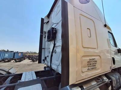 Freightliner Cascadia 125 Right Fairing