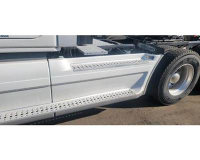 Freightliner Cascadia 125 Left Fairing