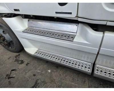 Freightliner Cascadia 125 Left Fairing