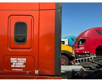 Freightliner Cascadia 125 Left Fairing