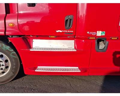 Freightliner Cascadia 125 Left Fairing