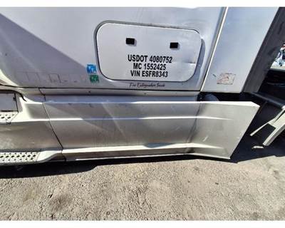 Freightliner Left Fairing for a Freightliner Cascadia 125