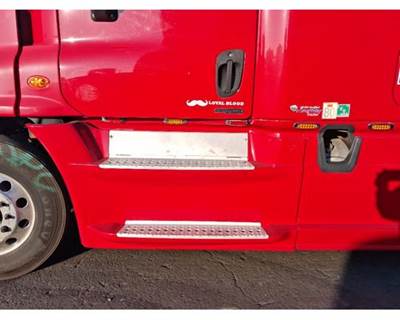 Freightliner Cascadia 125 Left Fairing