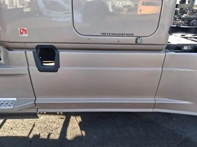 Freightliner Cascadia 126 Left Fairing