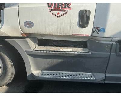 Freightliner Cascadia 126 Left Fairing