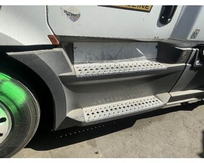 Freightliner Cascadia 126 Left Fairing