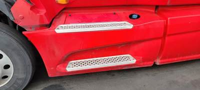 International LT625 Left Fairing