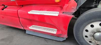 International LT625 Right Fairing