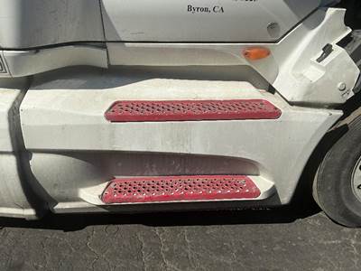 International LT625 Right Fairing