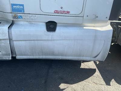 International LT625 Left Fairing