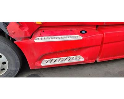 International LT625 Left Fairing