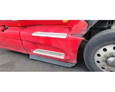 International LT625 Right Fairing