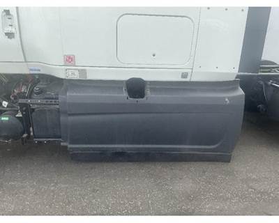 International LT625 Left Fairing